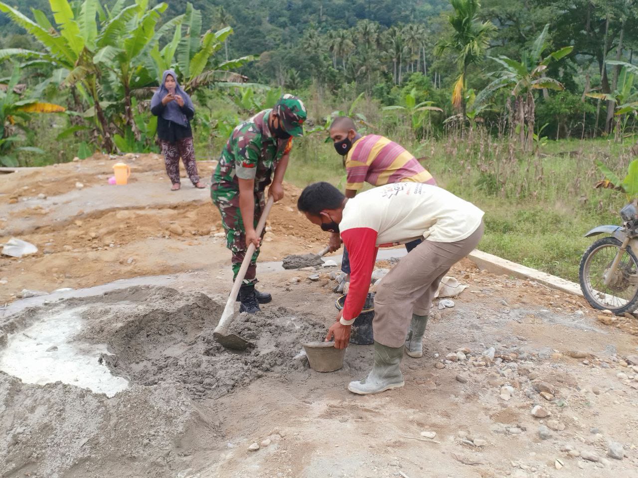 Peduli Warga Binaan Babinsa Bantu Warga Bangun Rumah