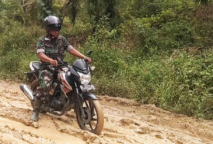 Kisah Perjuangan Babinsa Menuju ke Desa Binaan