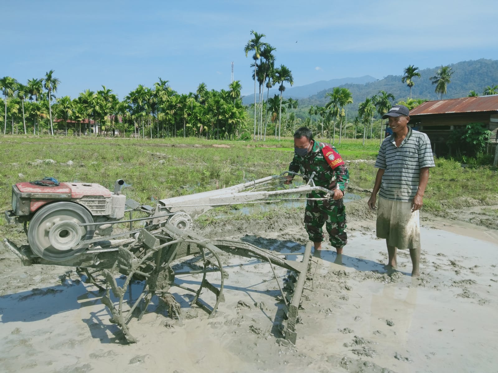 Wujud Kebersamaan Babinsa Bantu Petani Bajak Sawah
