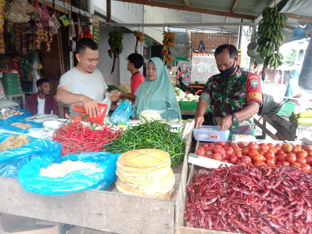 Cek Harga sembako dan Ingatkan Masyarakat tetap Patuhi Protokol Kesehatan Babinsa ke Pasar Tradisional