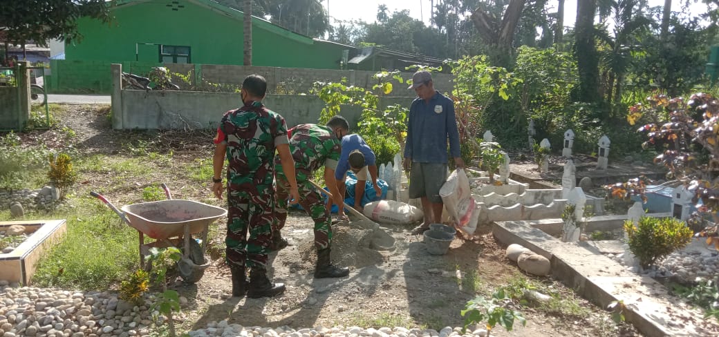 Tingkatkan Rasa Kekeluargaan Babinsa Bantu Warga Pasang Keramik Makam