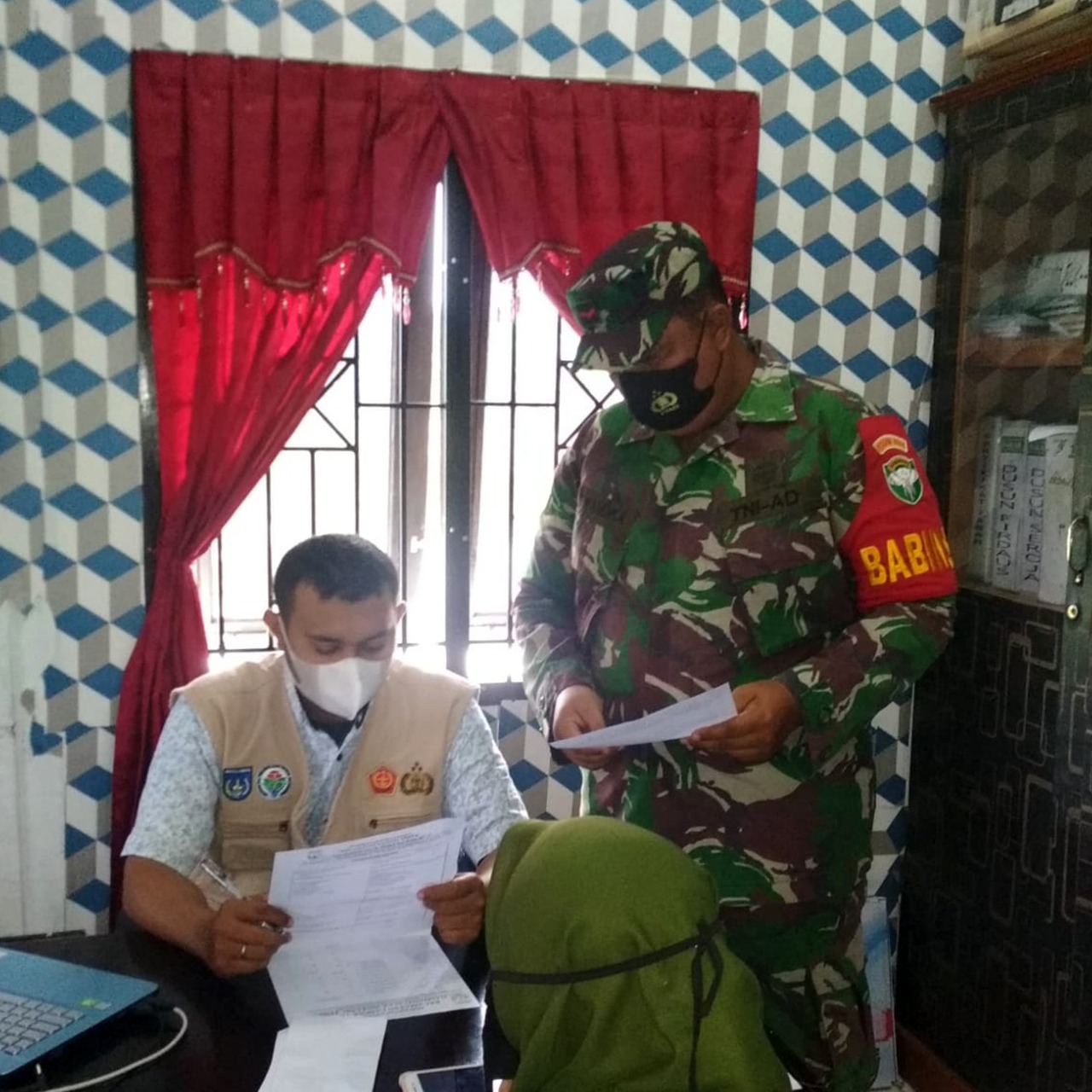 Update Data Vaksinasi, Babinsa Langsa Timur Puldata Ter di Kantor Desa Binaan