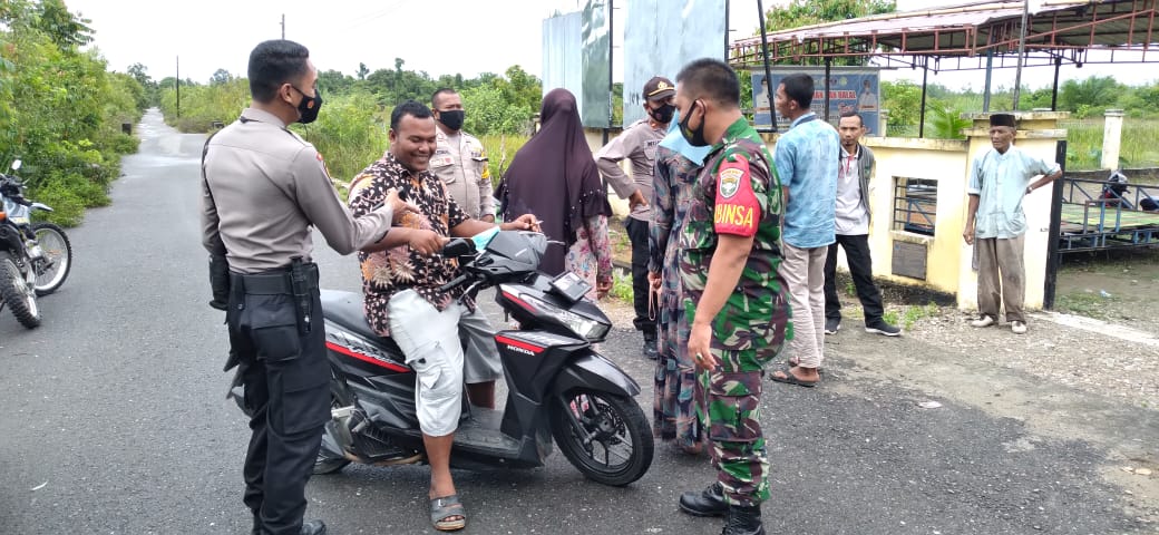 Tak Kenal Lelah Babinsa Himbau Warga Patuhi Protokol Kesehatan Saat Beraktifitas