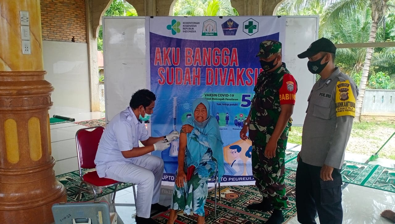 Sinegritas TNI-Polri, Berkeliling Kampung Ajak Warga Ikuti Vaksinasi Covid-19