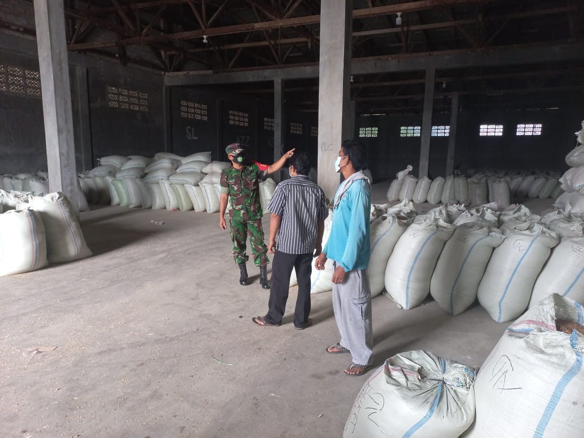 Babinsa Cek Kesedian Pangan Kilang Padi Jelang Tahun Baru