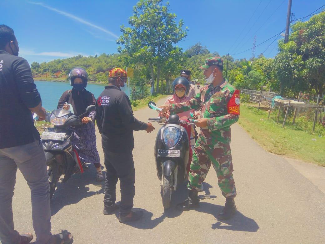 Babinsa Indra Jaya Bersama Satgas PPKM bagikan Masker Kepada Pengguna Jalan