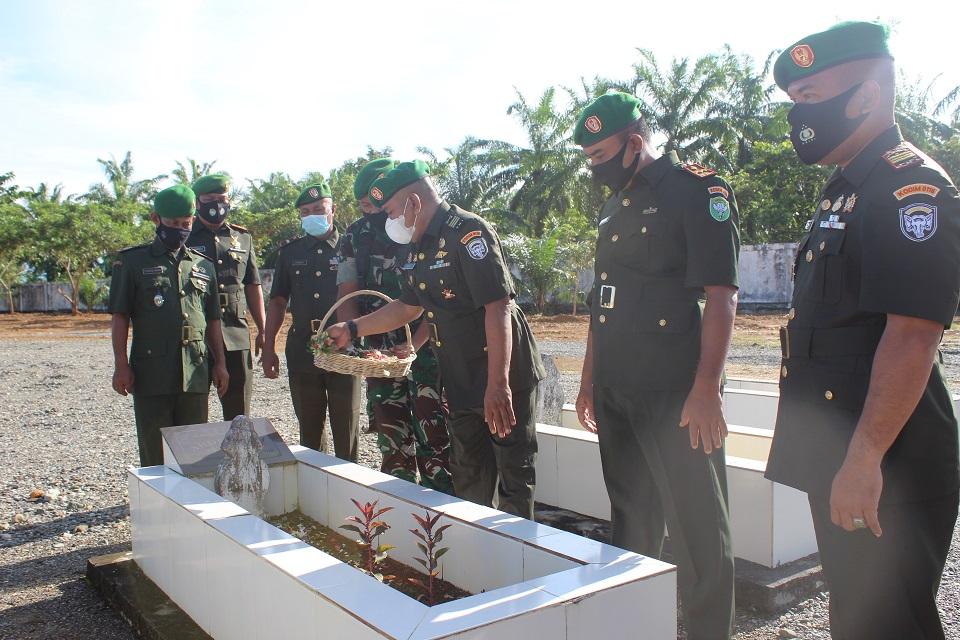 Hormati Hari Juang Kartika Kodim 0116/Nagan Raya Jiarah Ke Taman Makam Pahlawan