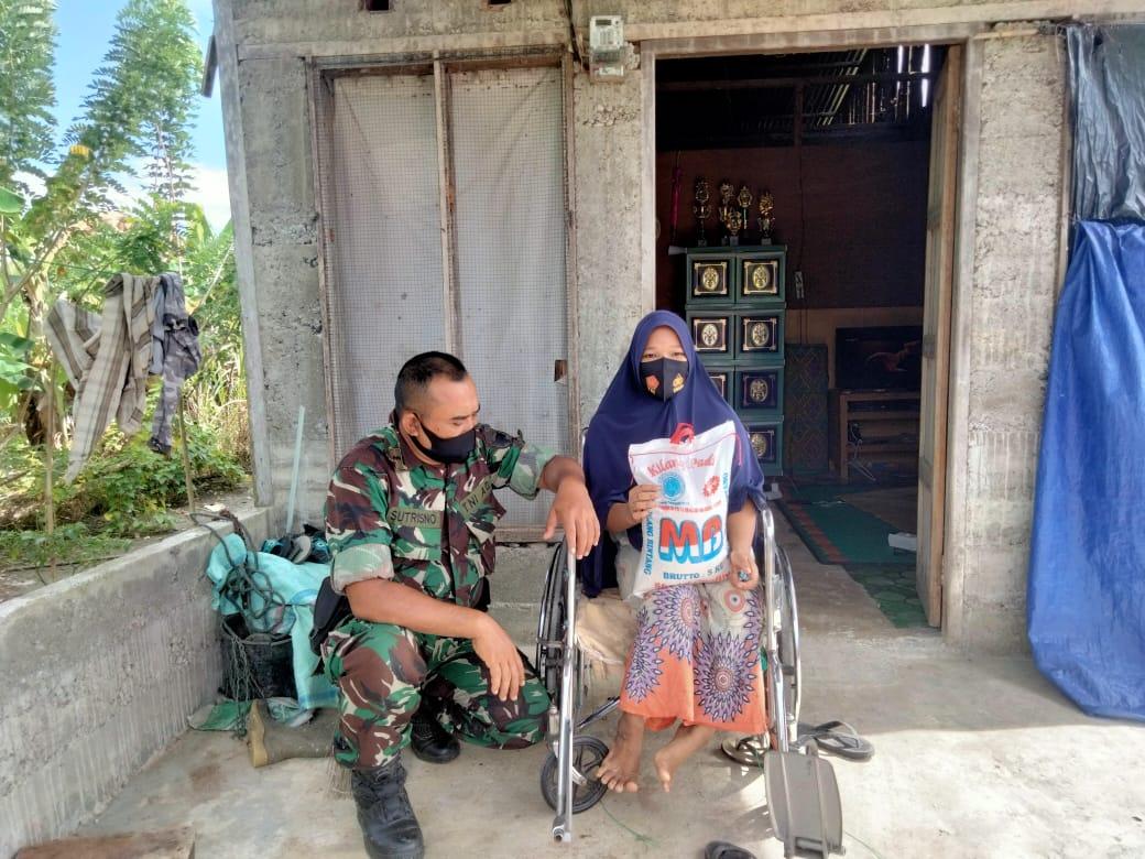 Dengan Penuh Rasa Iba Danposramil Berikan Bantuan Beras pada Warga Distabilitas Lumpuh
