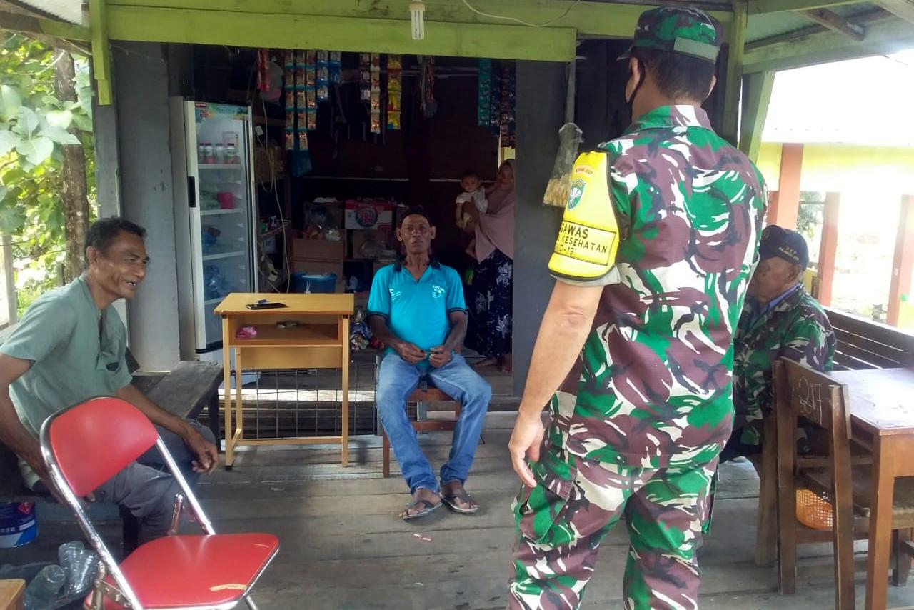 Anjangsana ke Desa Binaan, Babinsa Ini Ingatkan Masyarakat Patuhi Prokes
