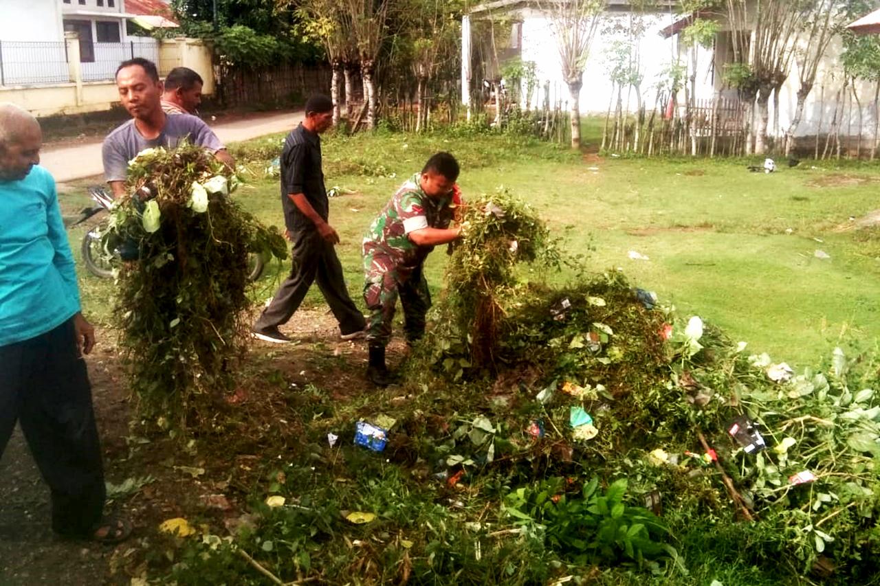 Gotong Royong, Babinsa Labui Pupuk Kebersamaan Dengan Masyarakat