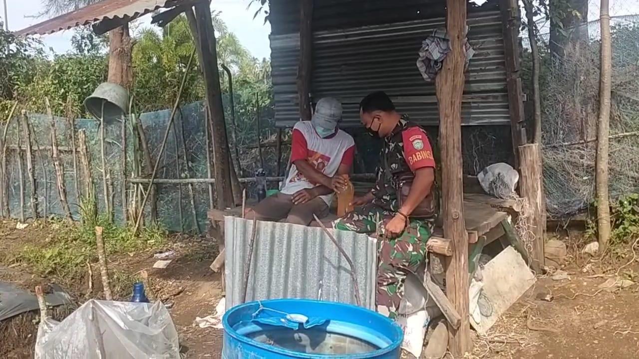Turun ke Perkebunan, Babinsa Meukek Berikan Motivasi Kepada Petani