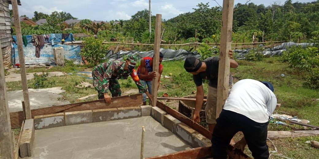 Pendekatan Hubungan Emosional Babinsa Indra Jaya Bantu Warga Bangun Kamar Mandi