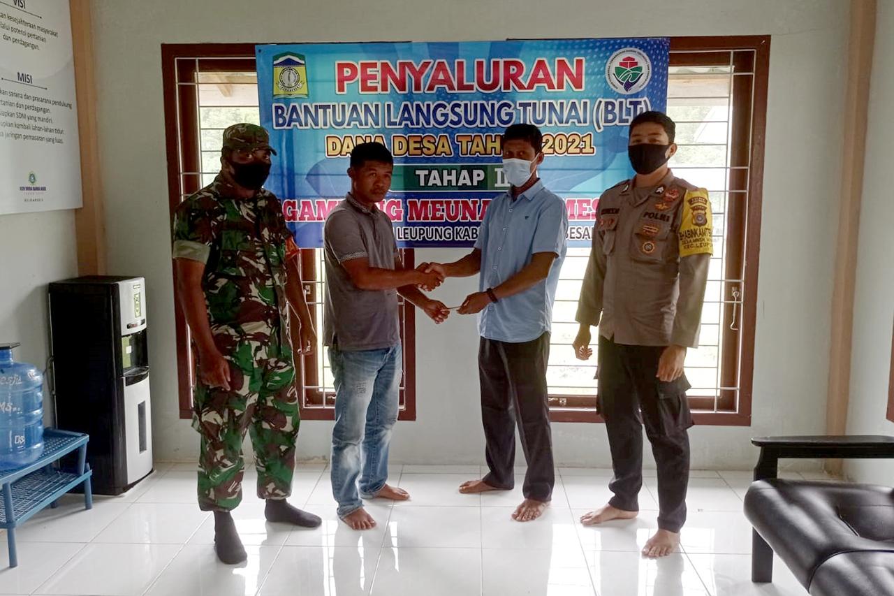 Babinsa dan Bhabinkamtibmas Hadir Berikan Rasa Aman Penyaluran BLT DD di Desa Binaan
