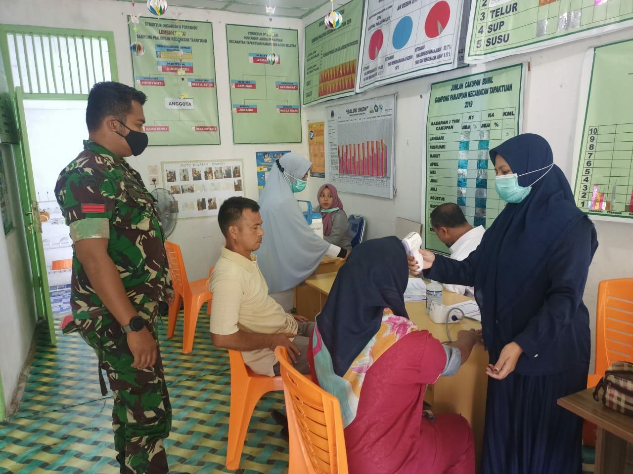 Tanpa Lelah, Babinsa dan Bhabinkamtibamas Dampingi Kegiatan Vaksinasi di Wilayah Binaan