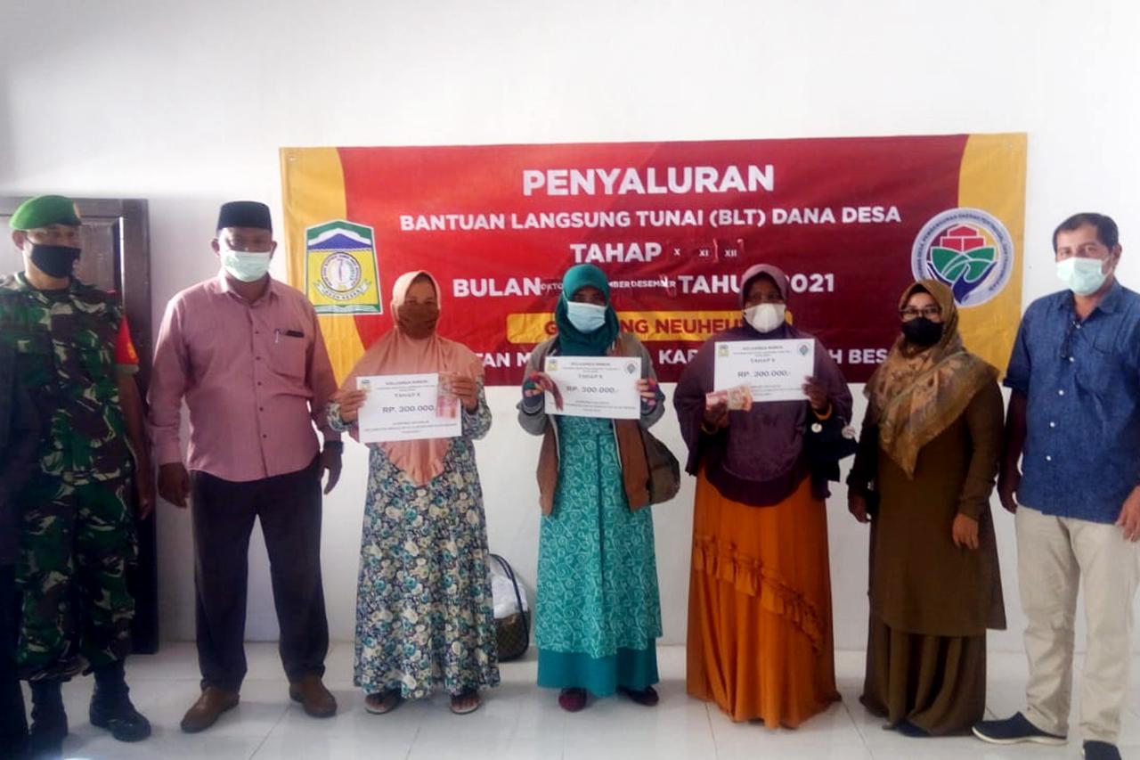 Pastikan Tepat Sasaran, Babinsa Koramil 05/Mesjid Raya Dampingi Pembagian BLT