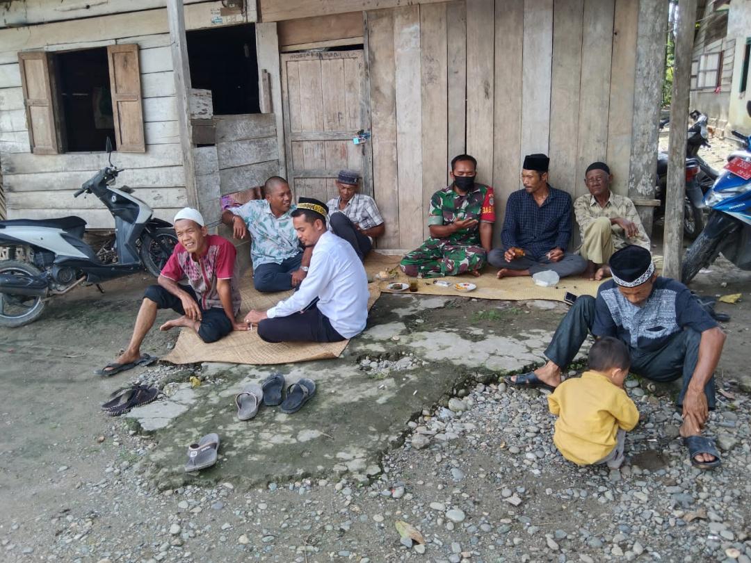 Lewat Media Komsos, Babinsa Kluet Tengah Sosialisasi Vaksin Kepada Warga Desa Binaan