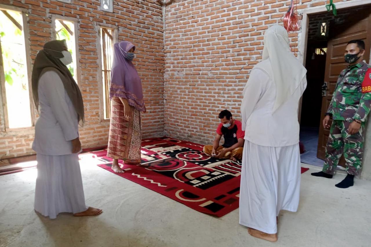 Babinsa Suka Damai Dampingi Petugas Puskesmas Lakukan Tracing