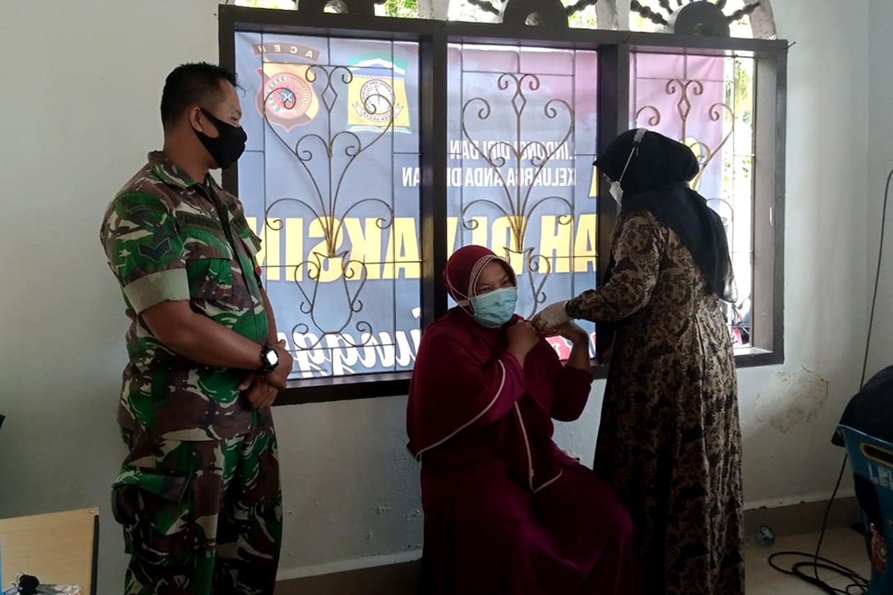 Berikan Rasa Aman, Babinsa Koramil Baitussalam Pantau Vaksinasi di Desa Binaan