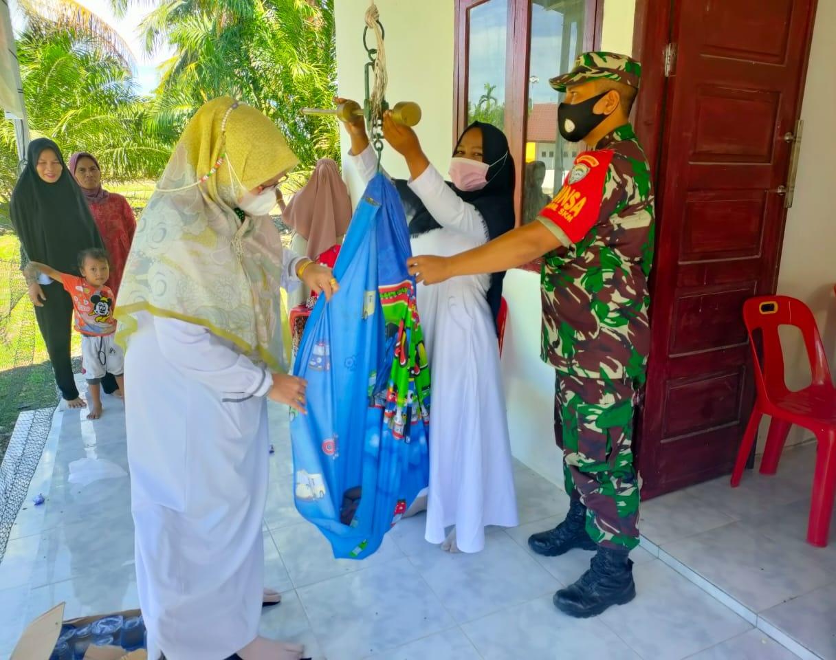 Di Sela-Sela waktu Pil Kades Babinsa Posramil Suka Makmue bantu dampingi Posyandu di desa binaan