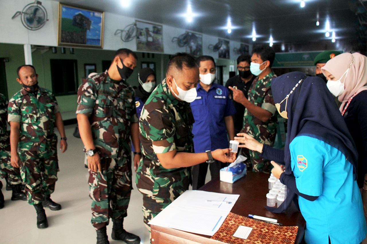 Kodim Aceh Besar Gandeng BNN Kota Banda Aceh Gelar Tes Urine Bagi Personil Baru