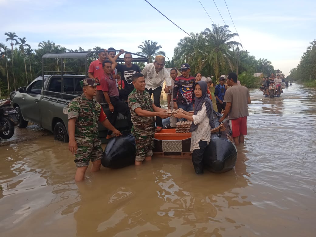 Penyaluran Dan Penyerahan Bantuan Bencana Banjir Oleh Forkopimcam Seruway Kepada Masyarakat