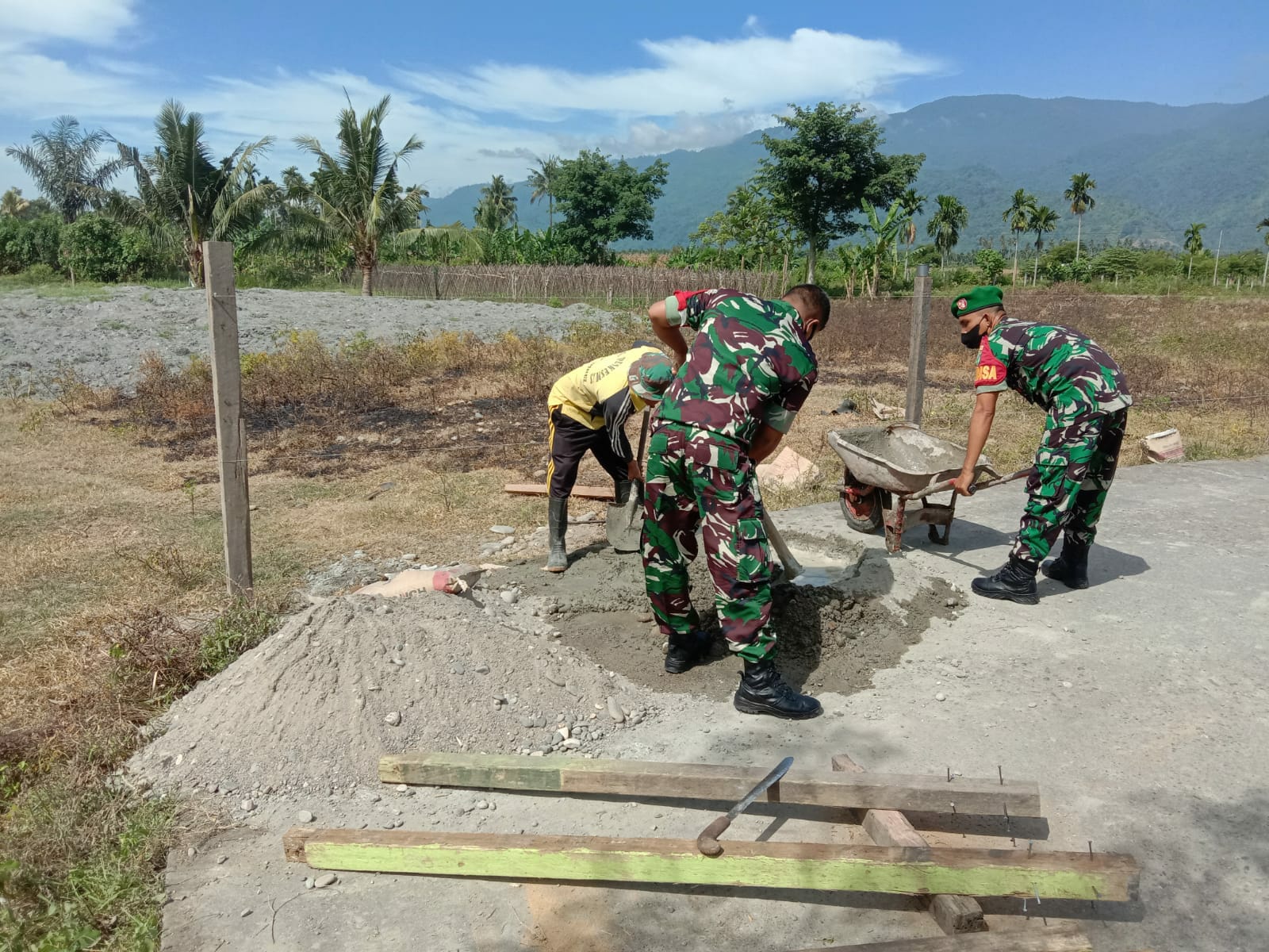 Bina Kekompakan Babinsa Bantu Warga Pasang Patok Pagar
