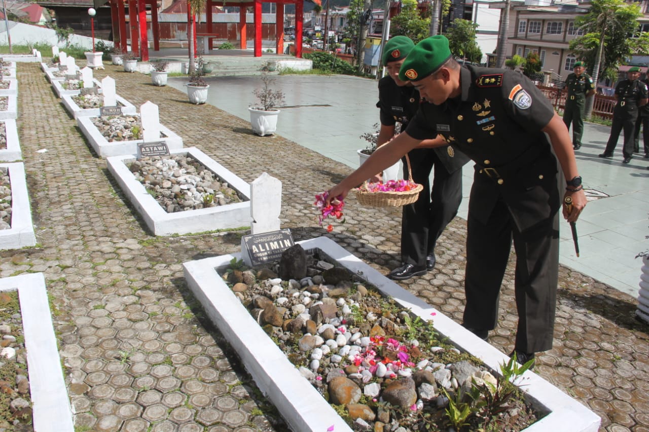 Sambut Hari Juang TNI AD, Kodim 0119/BM Gelar Ziarah Dan Tabur Bunga