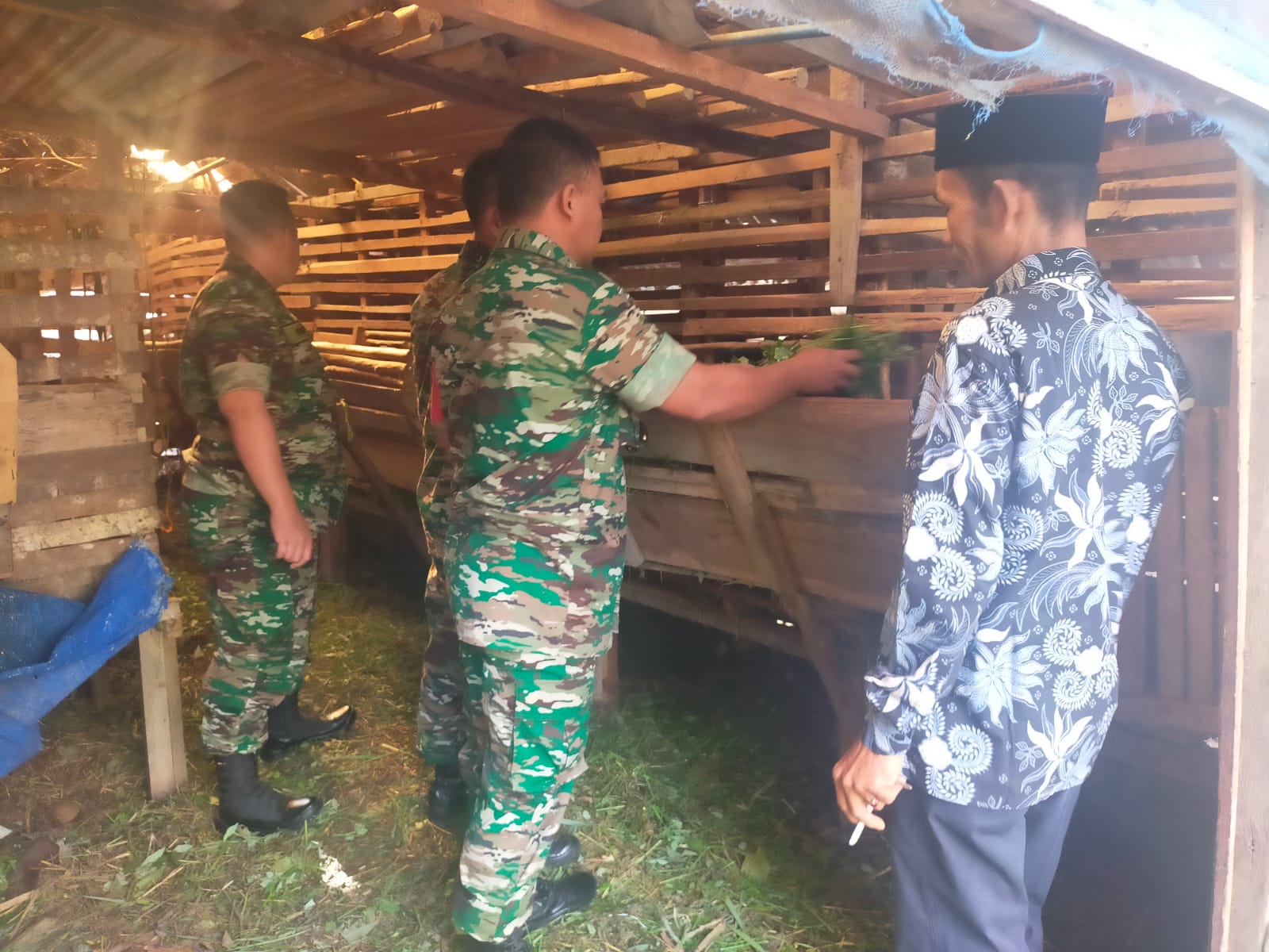 Perkuat Silaturahmi Babinsa Sambangi Peternak Kambing