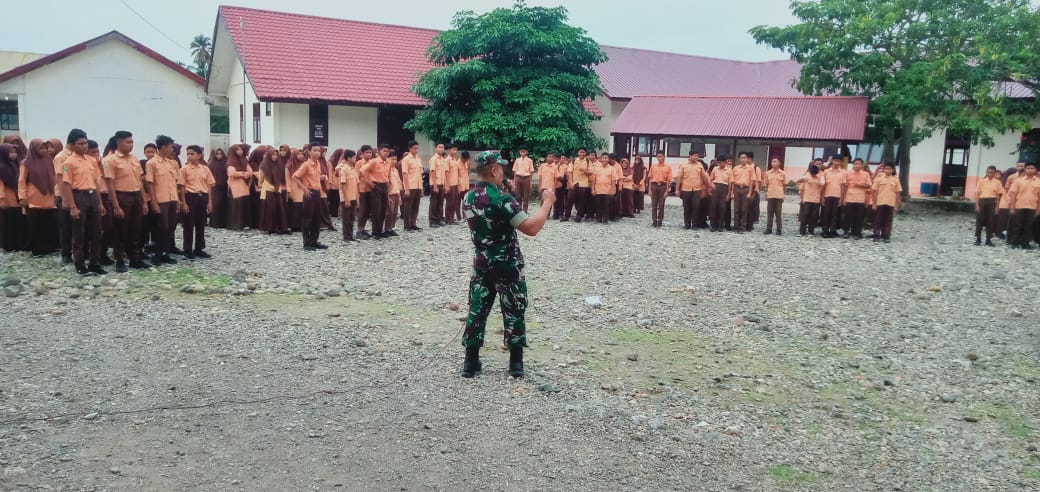 Sambangi Sekolah, Babinsa Meukek Latih Siswa dan Siswi Tata Cara Upacara Bendera