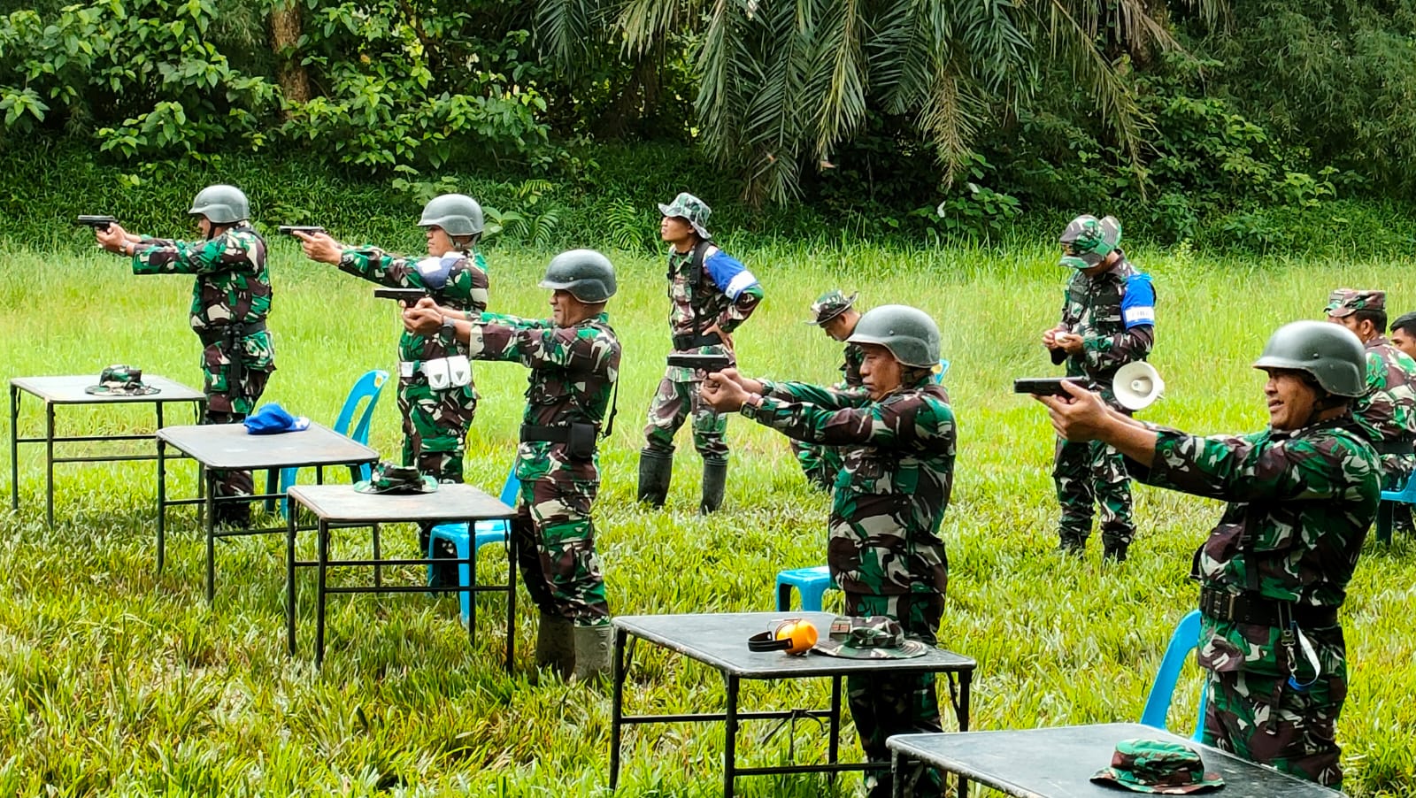 Tingkatkan Kemampuan Prajurit, Komandan Kodim 0117/Aceh Tamiang Pimpin Langsung Latihan Menembak Prajuritnya