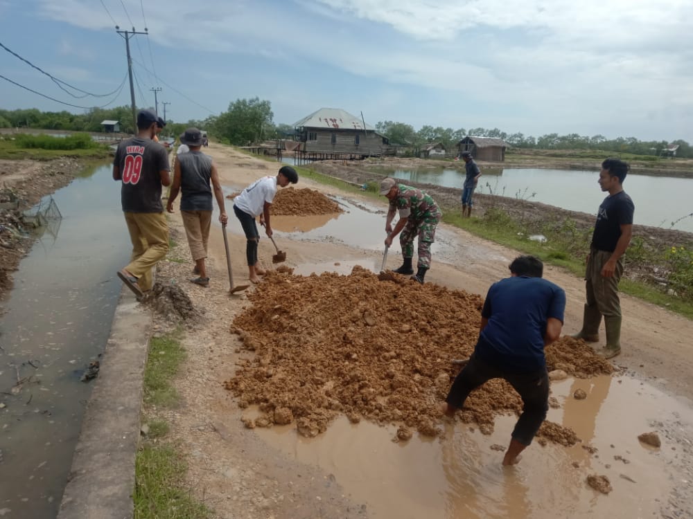 Perkuat Rasa Solidaritas, Babinsa Okto Siswoyo Terjun Bergotong Royong Di Tengah Tengah Warganya