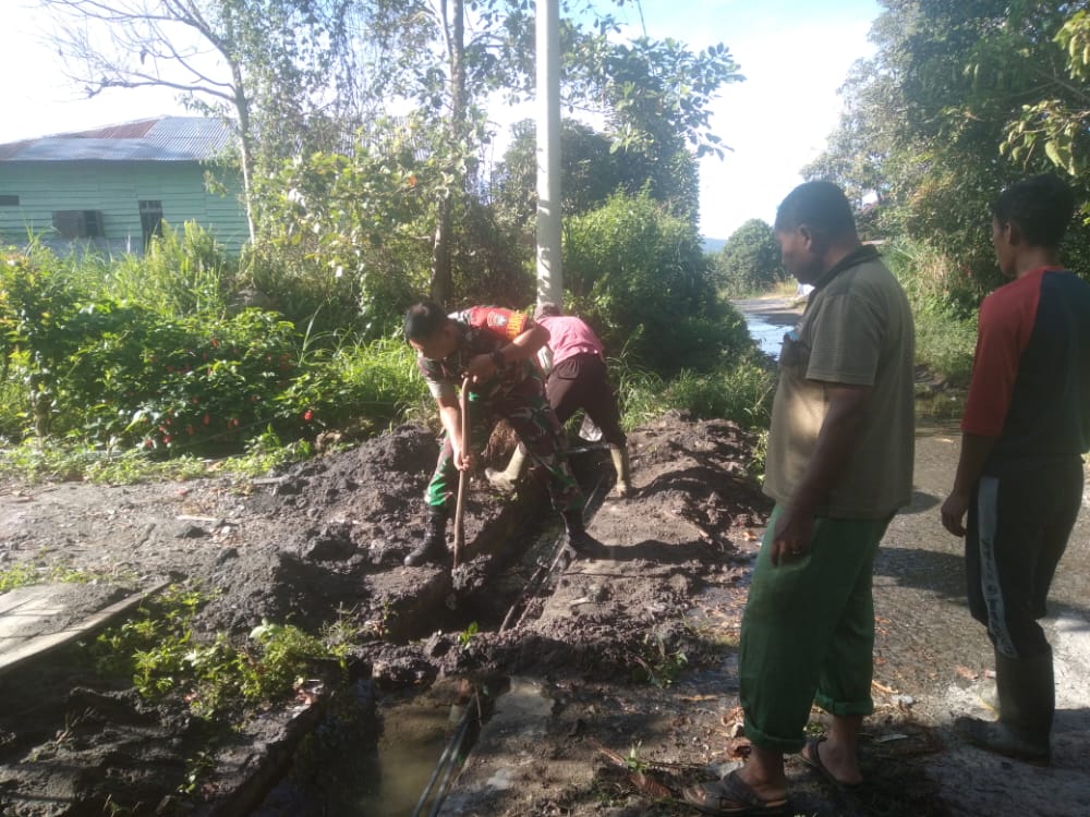 Wujud Peduli Lingkungan, Babinsa dan Warga Bersihkan Saluran Air