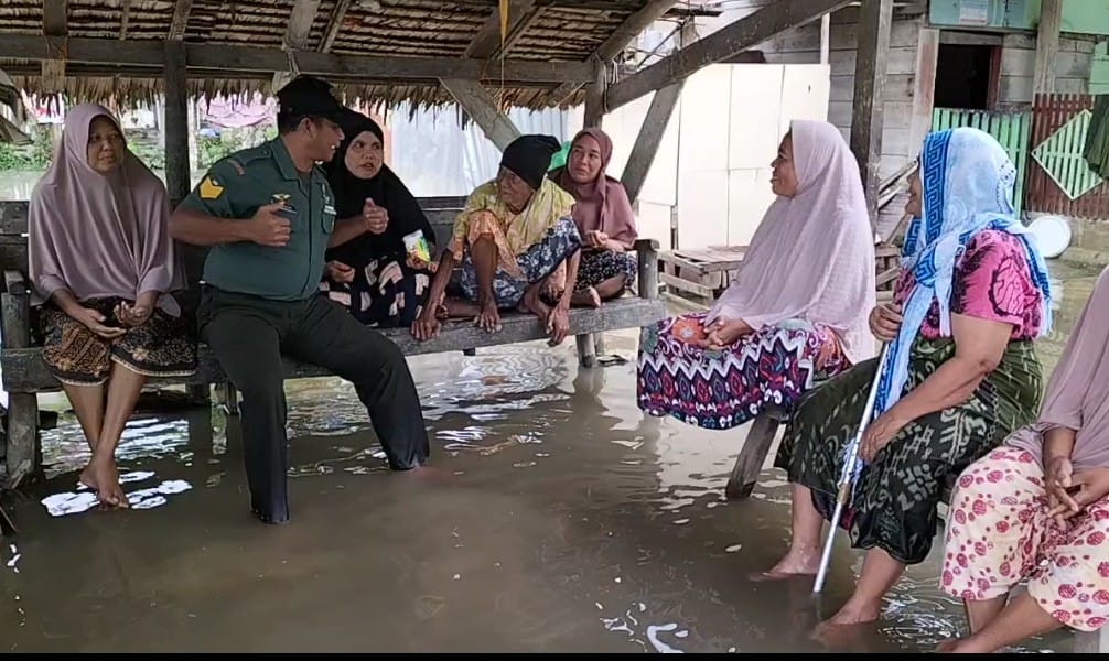 Babinsa Grong Grong Anjangsana ke Rumah Warga Desa Binaanya Yang Terdampak Banjir
