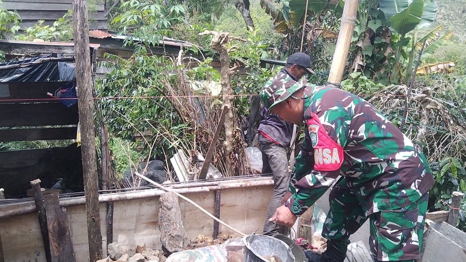 Jalin Hubungan, Babinsa Bantu Pembuatan Pondasi Rumah Milik Warga Binaan.