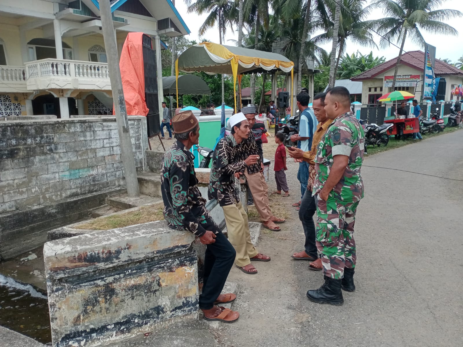 Babinsa Koramil 25/Glumpang Baro Komsos Bersama Tokoh Masyarakat Diwilayah Binaan