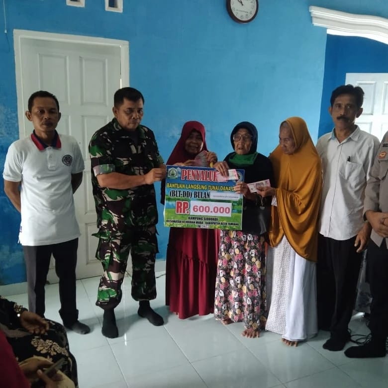 Pastikan Warganya Merasa Aman Serma Asbuan Dampingi Pembagian BLT DD