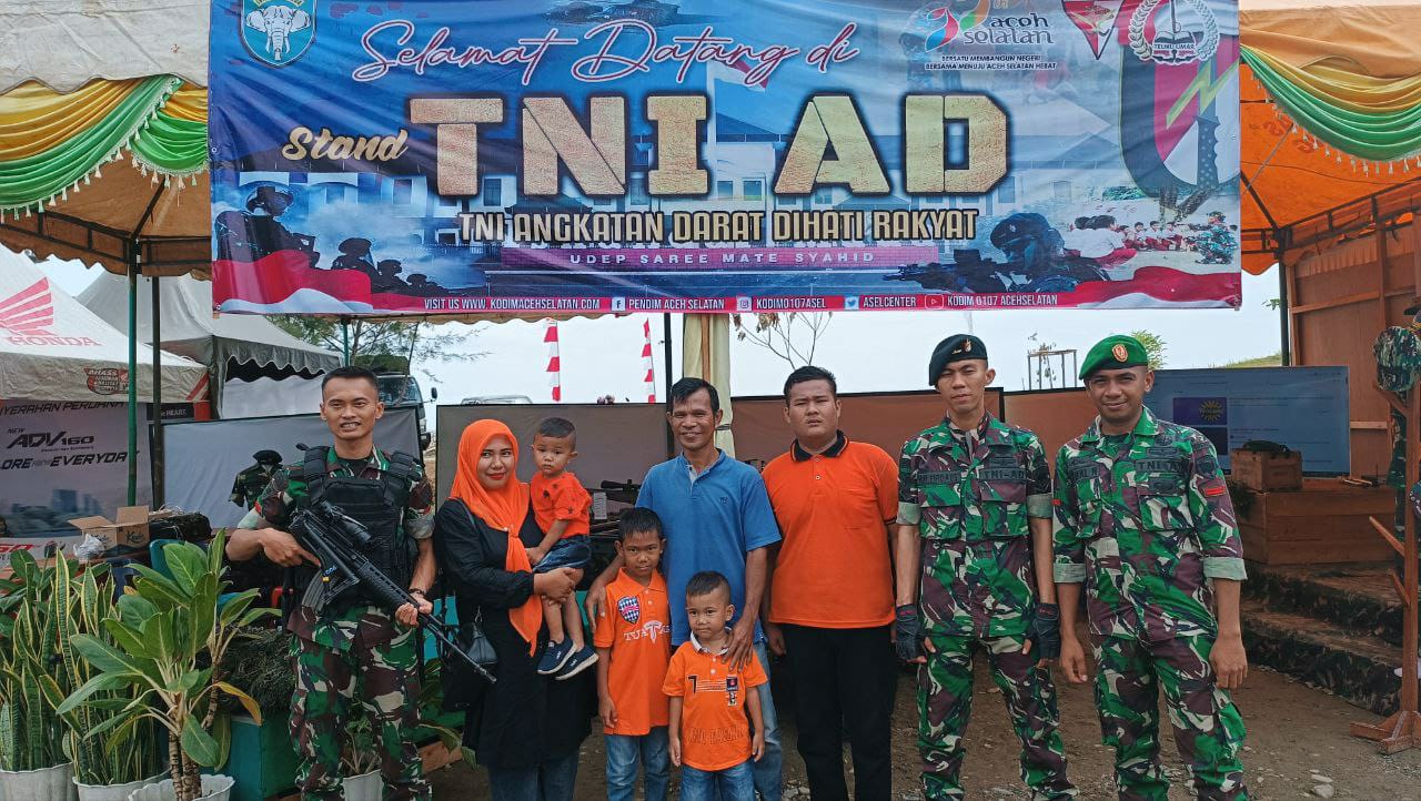 Bupati Aceh Selatan Kunjungi Stand TNI AD