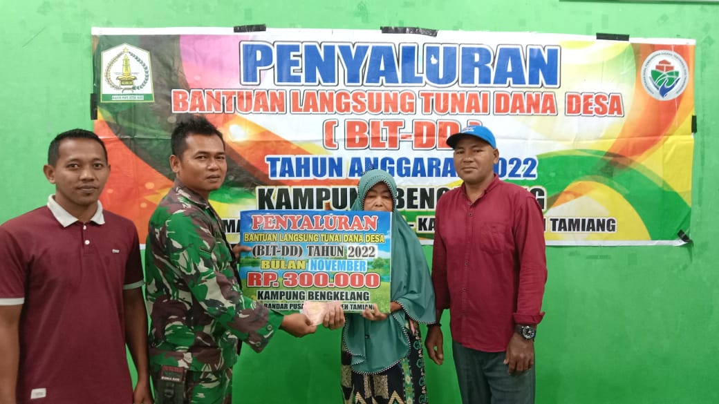 Pastikan Berjalan Lancar, Babinsa Bengkelang Dampingi Penyaluran BLT Dana Desa
