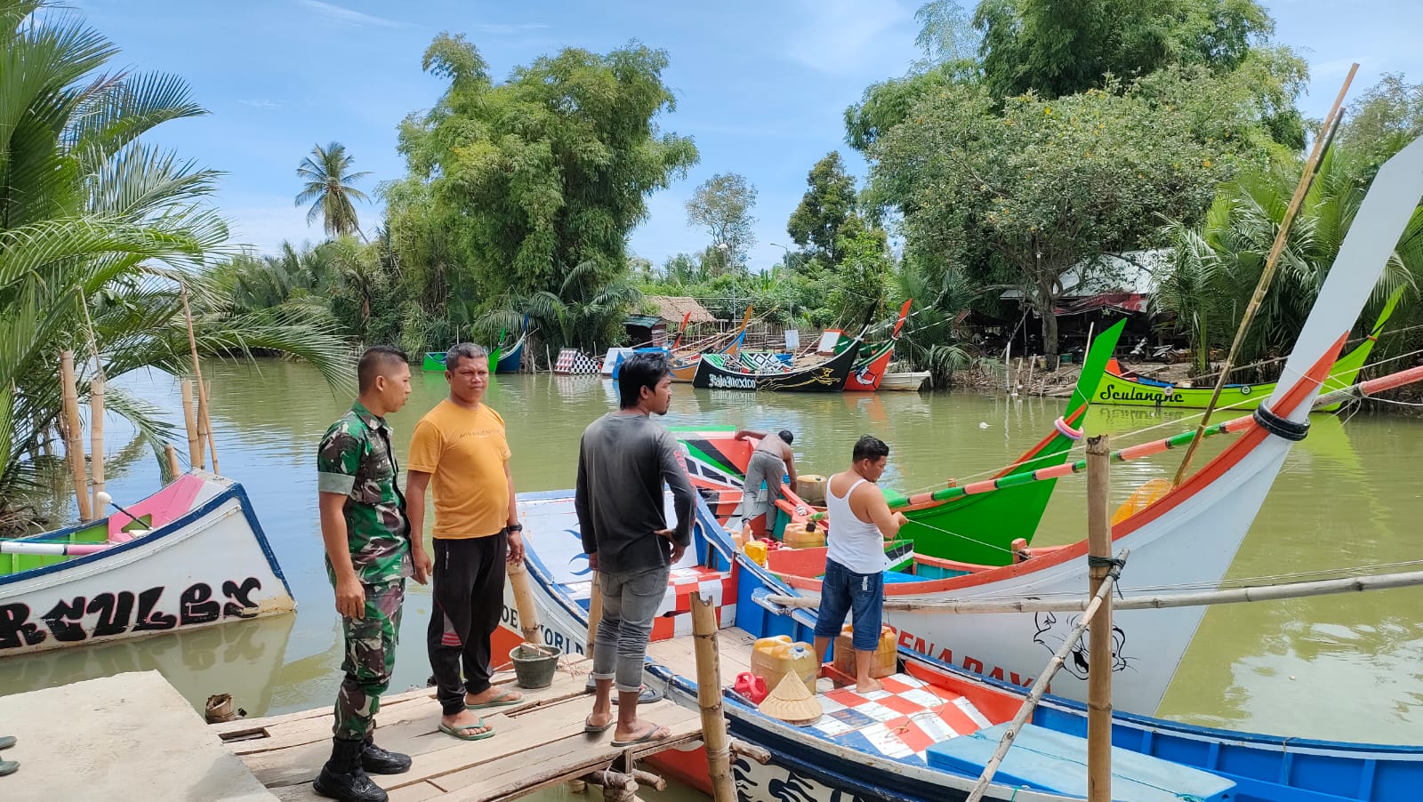 Pantau Wilayah,Babinsa Koramil Tripa Komsos Bersama Masyarakat Nelayan