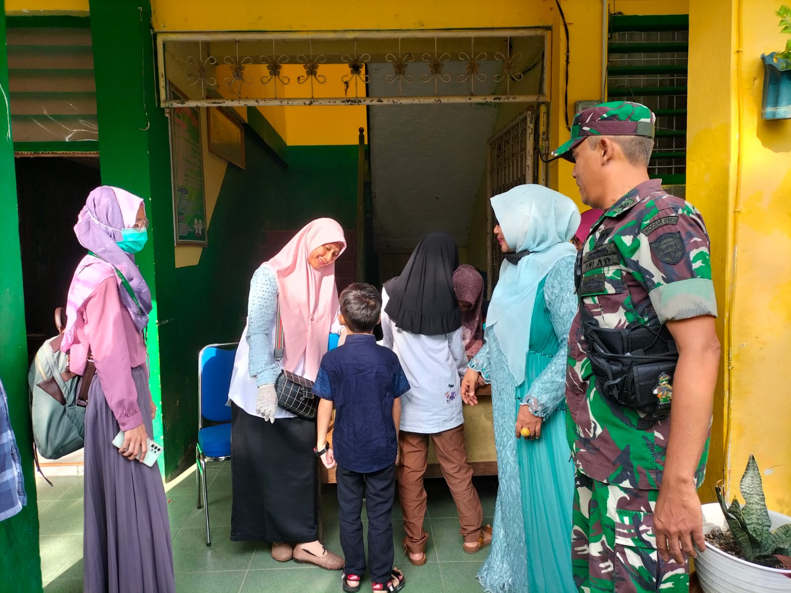 Sukseskan Vaksinasi PIN Polio Dandim 0103/Aut Kerahkan Personel Dampingi Tim Nakes Dinkes Kota Lhoksemawe.
