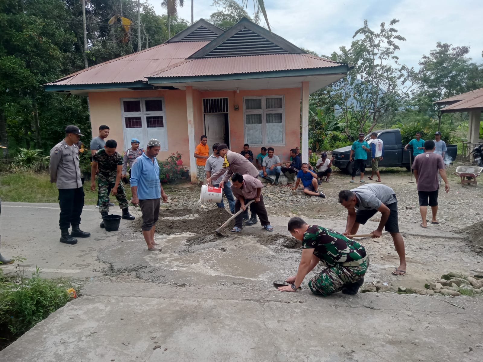 Bentuk Sinergitas Yang Kompak Babinsa, Babinkamtibmas ,Bersama Warga Bangun Jalan