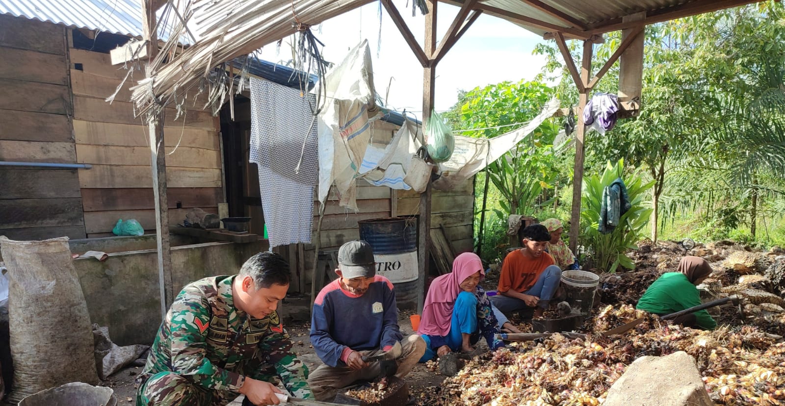 Bangun Semangat Petani Babinsa Koramil 11/Brb Kopda Mariadi Menyambangi Petani Sawit