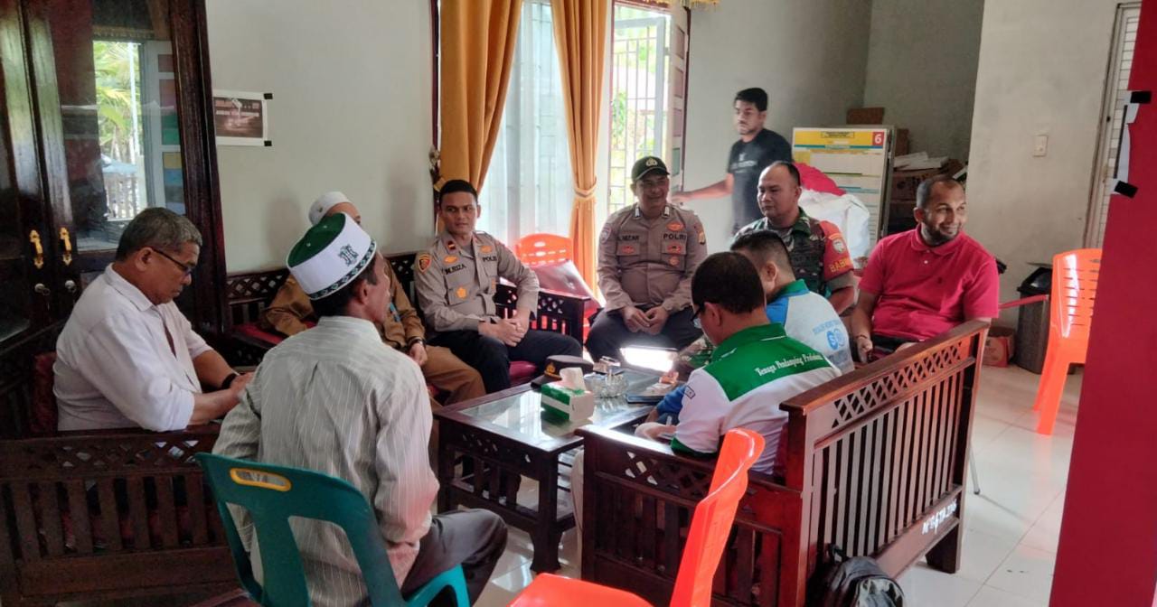Babinsa Bersama Babinkamtibmas Bandar Baru Anjangsana ke Rumah Tokoh Masyrakat.