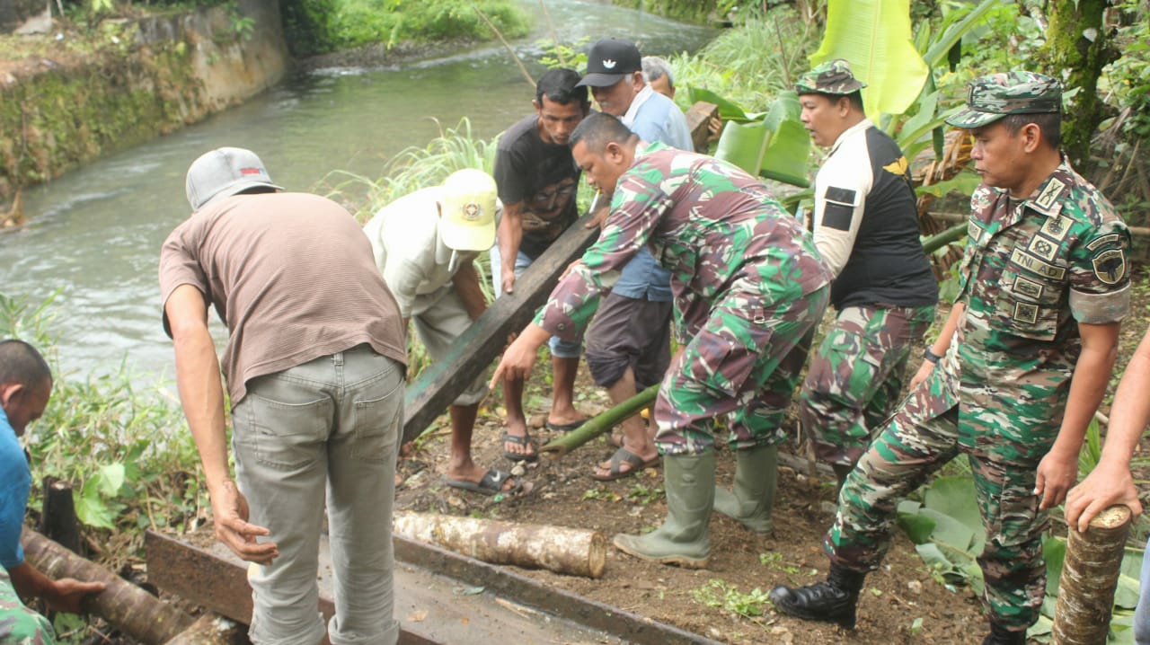 Gerakan Jum’at Bersih Kembali Bergulir, Kodim 0107/Asel Gotong Royong di Desa Panjupian