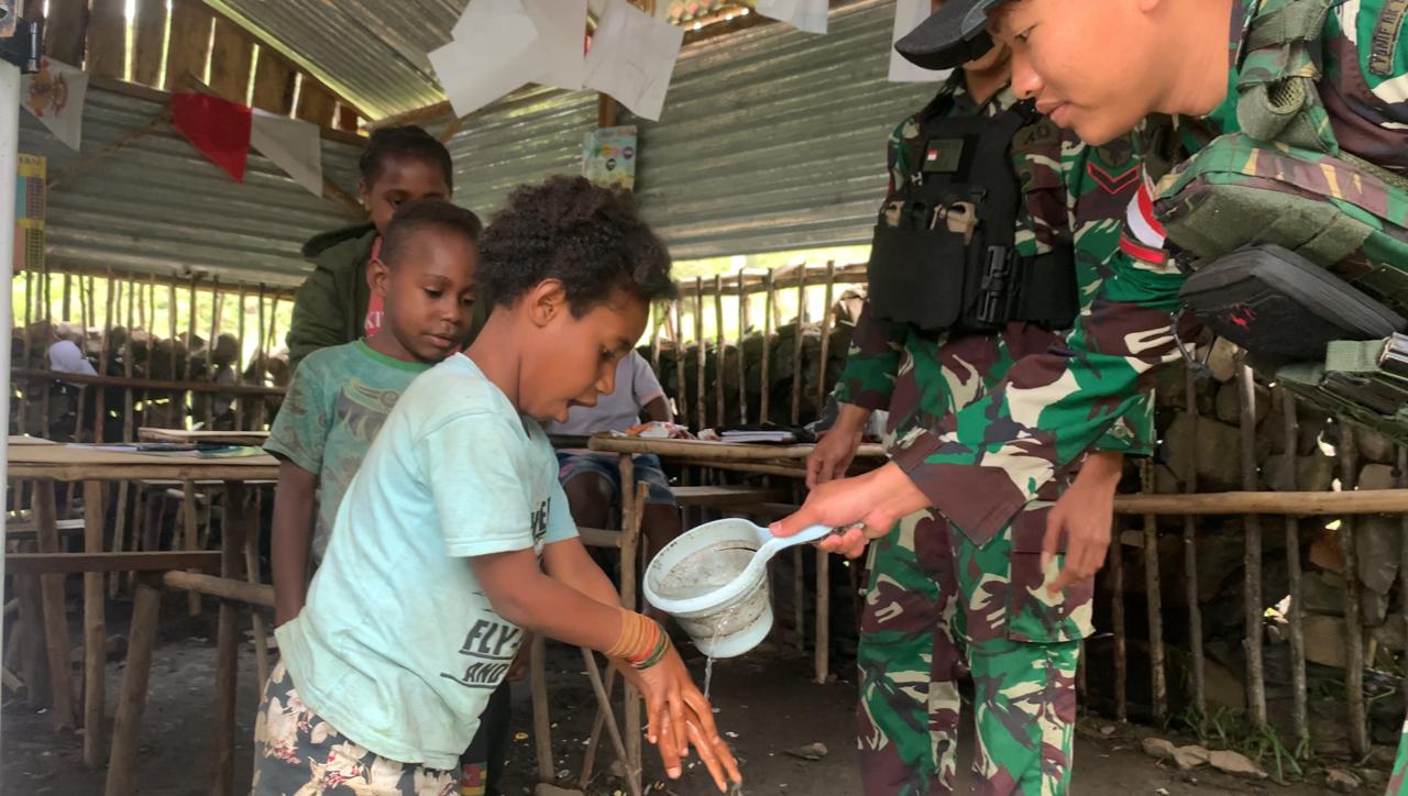 Satgas Organik Yonif RK 113/JS Ajak Anak – anak Wuyuneri Biasakan Budaya Cuci Tangan Sampai Bersih