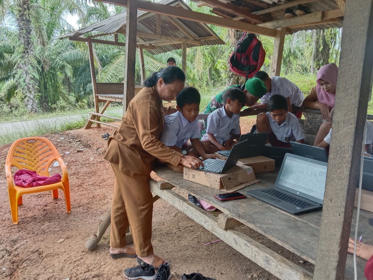 Peduli Pendidikan Babinsa Ajarkan Cara Pengoperasian Laptop ke Siswa SD