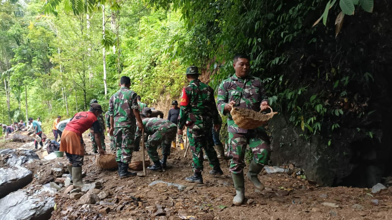 Kodim 0107/Asel Kerahkan Personil Melaksanakan Karja Bhakti Penimbunan Jalan Tani di Samadua