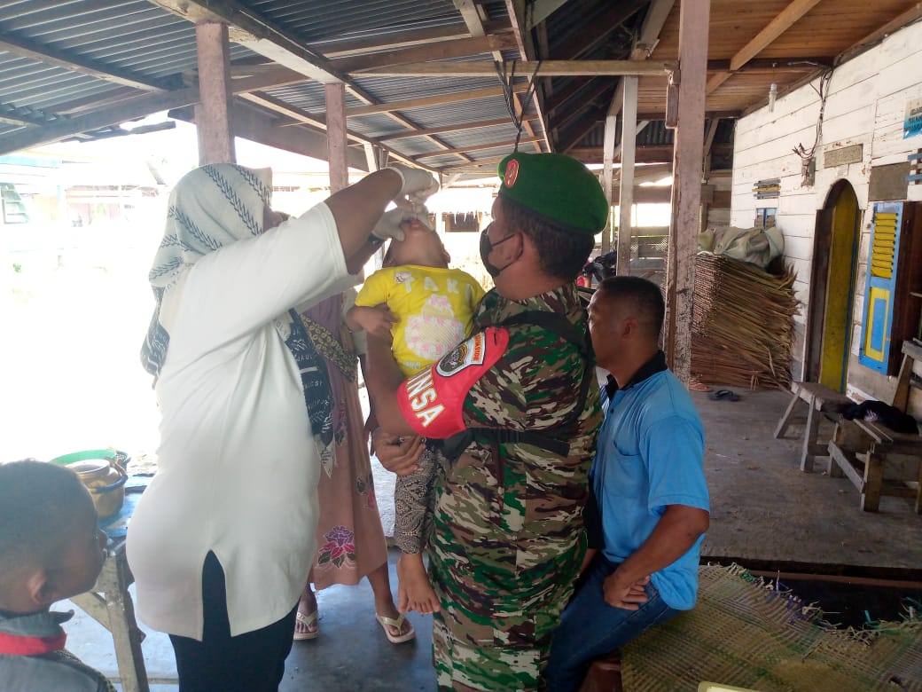 Babinsa Bersama Bidan Desa Laksanakan Sub PIN  dari Rumah ke Rumah Warga