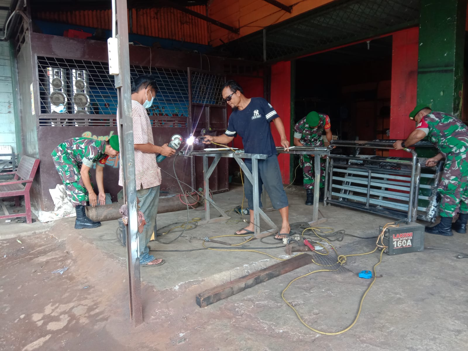 Perkuat Silaturahmi Babinsa Sambangi Warga Tukang Las