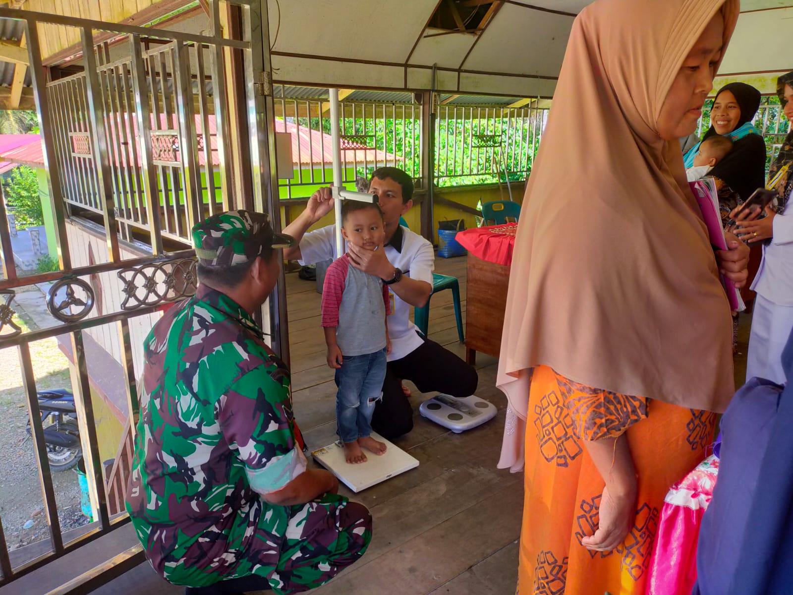 Babinsa Koramil 02/Karang Baru Dampingi Kegiatan Posyandu